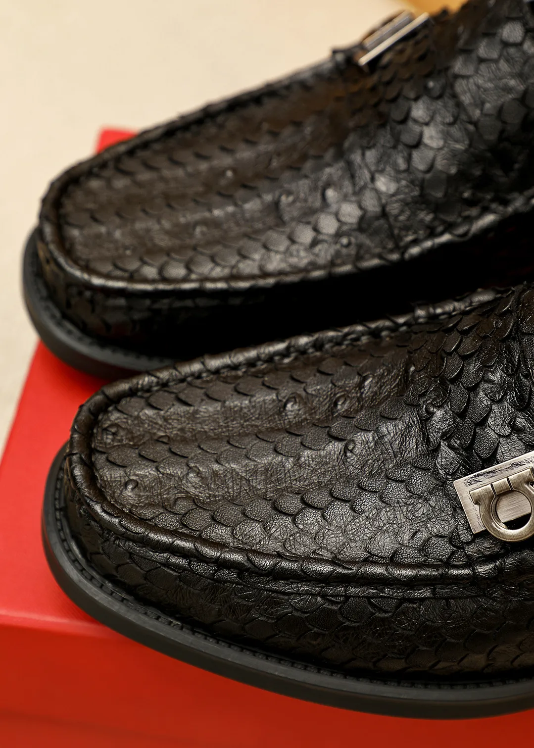Men's shoes 💰520 💐 Product trademark: Ferragamo "Ferragamo" casual leather shoes Regular size: 38-44 (45.46🉑️customized) Product materials: Selected imported first-layer calfskin embossed upper + original hardware buckle, imported water-dyed cow leather lining. Strong three-dimensional visual effect, original outsole color: 1⃣️color optional